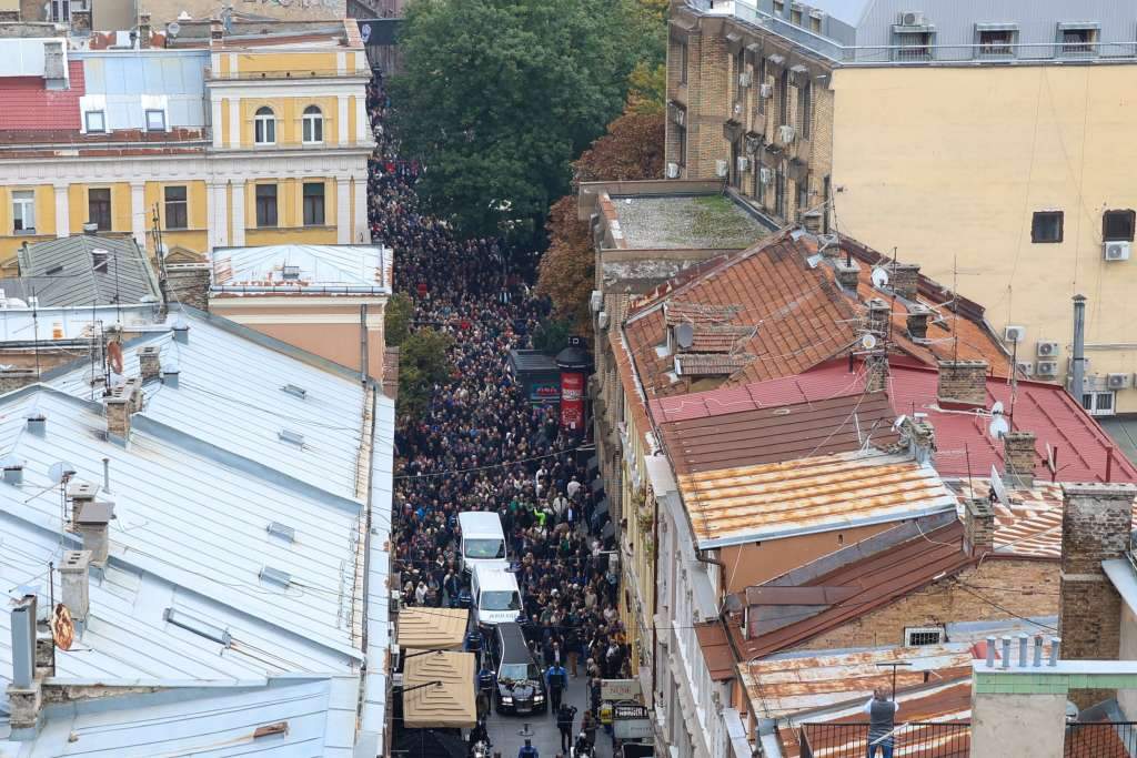 Hiljade ljudi ispratilo Halida Bešlića nakon klanjanja dženaze u Begovoj džamiji